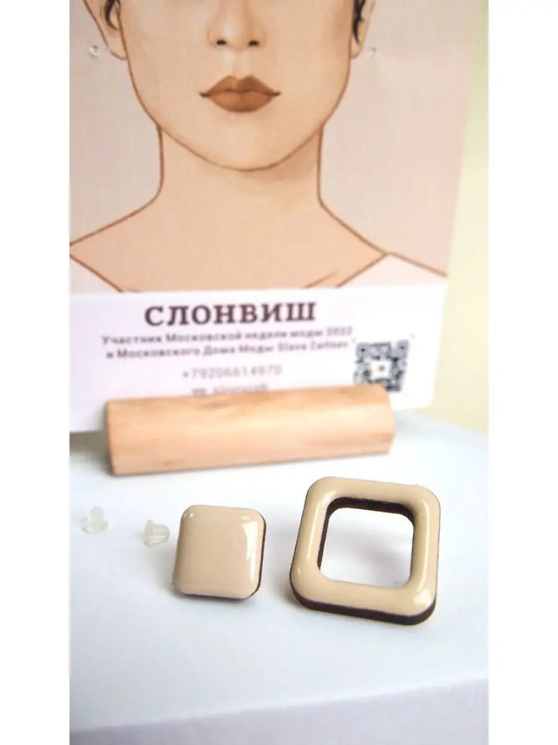 Серьги гвоздики асимметричные маленькие деревянные — бежевый